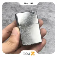 فندک Street Chrome™ که در سال 2001 معرفی شد، ظاهری با خطوط تصادفی دارد و حتی در صورت نو بودن به فندک ظاهری کارکرده می دهد. تمام سطح فندک، از جمله کناره‌ها و پایین، در یک محیط مخصوص چرخانده شده است تا خراش‌ها سطحی تصادفی داشته باشد.