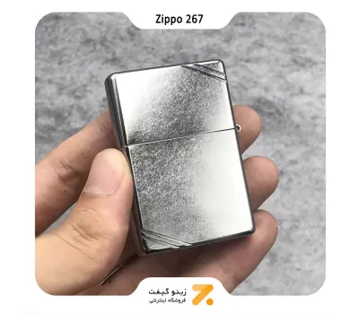 فندک Street Chrome™ که در سال 2001 معرفی شد، ظاهری با خطوط تصادفی دارد و حتی در صورت نو بودن به فندک ظاهری کارکرده می دهد. تمام سطح فندک، از جمله کناره‌ها و پایین، در یک محیط مخصوص چرخانده شده است تا خراش‌ها سطحی تصادفی داشته باشد.